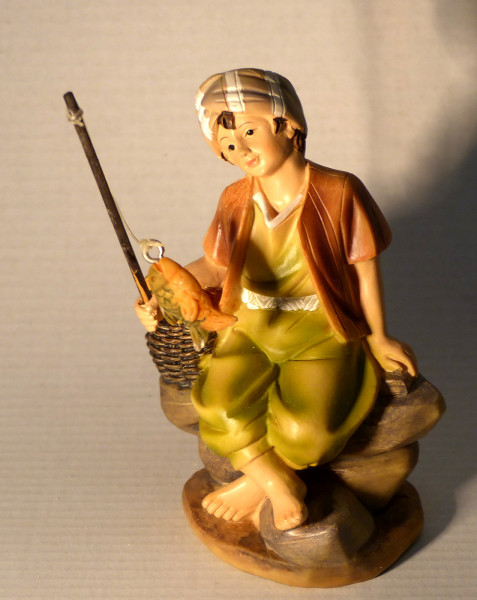 Angler sitzend, Krippenfigur