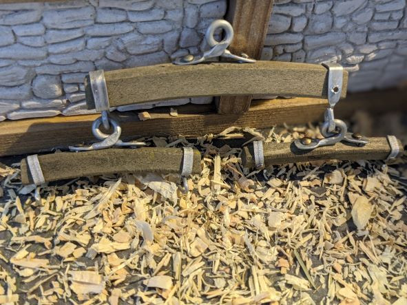 Ochsen-/Pferdegeschirr aus Holz mit Metallbeschlägen Krippenzube