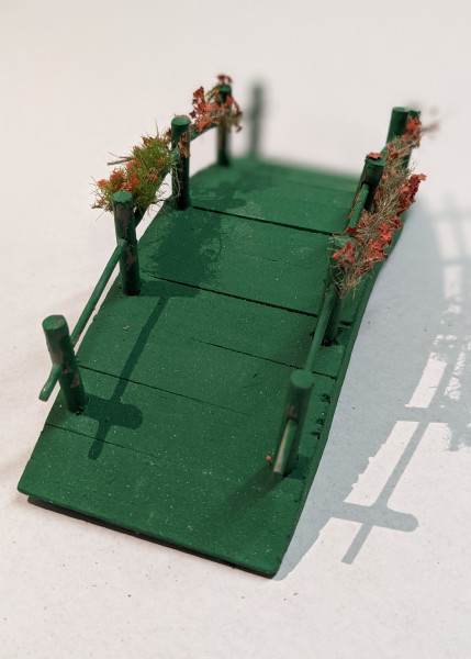 Holzbrücke grün für 9-12 cm Figuren mit Silhouette bestückt