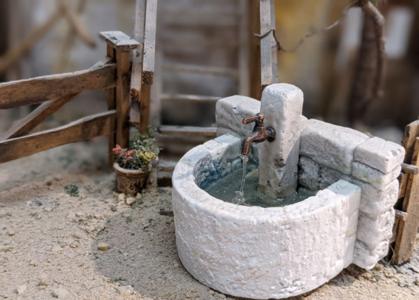 Brunnen mit Wasserhahn und Wasserlauf, Krippenbau